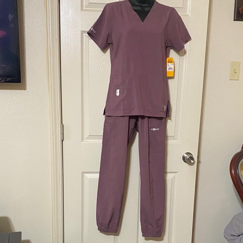 Carhartt woman’s Mauve V-Neck Scrub Set
